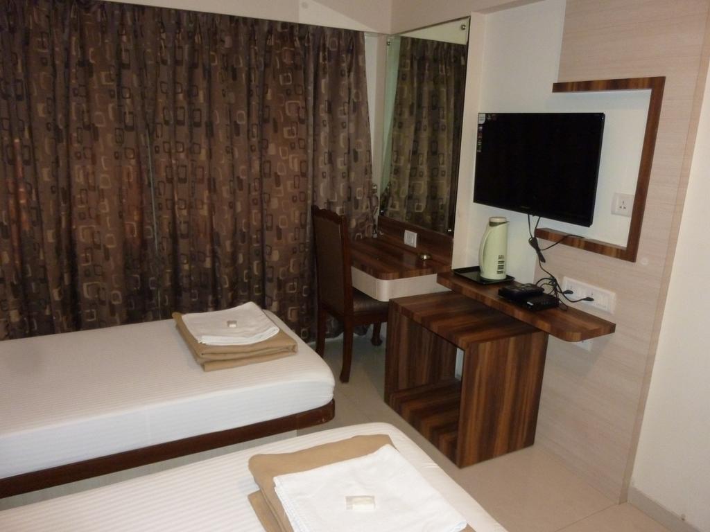Hotel Karan Palace Mumbai Room photo